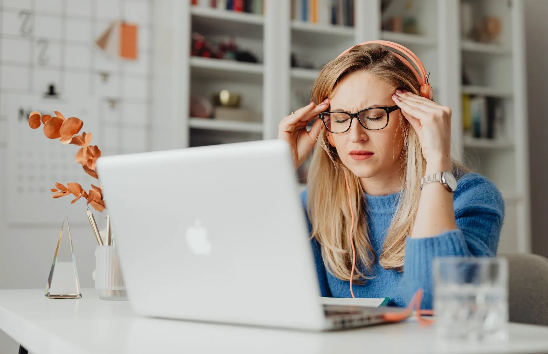 Woman sitting at the laptop stressed. Image: Pexels - Karolina Grabowska