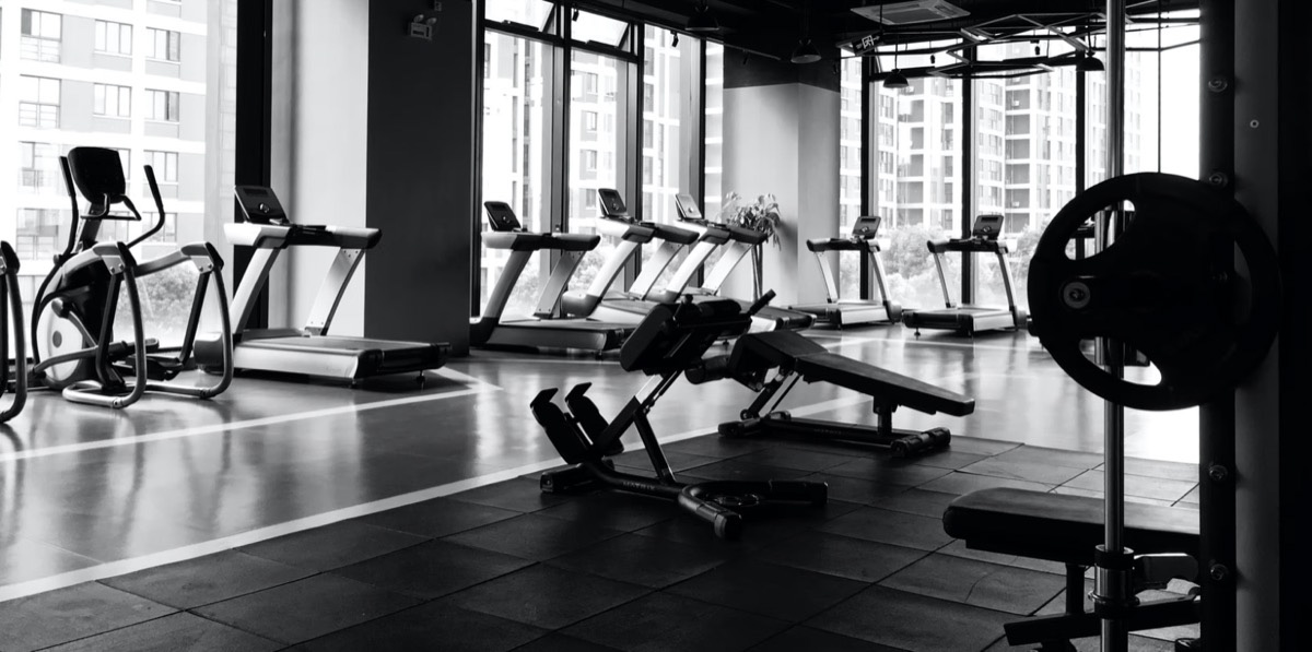 Open gym with cardio machines Unsplash - Risen Wang