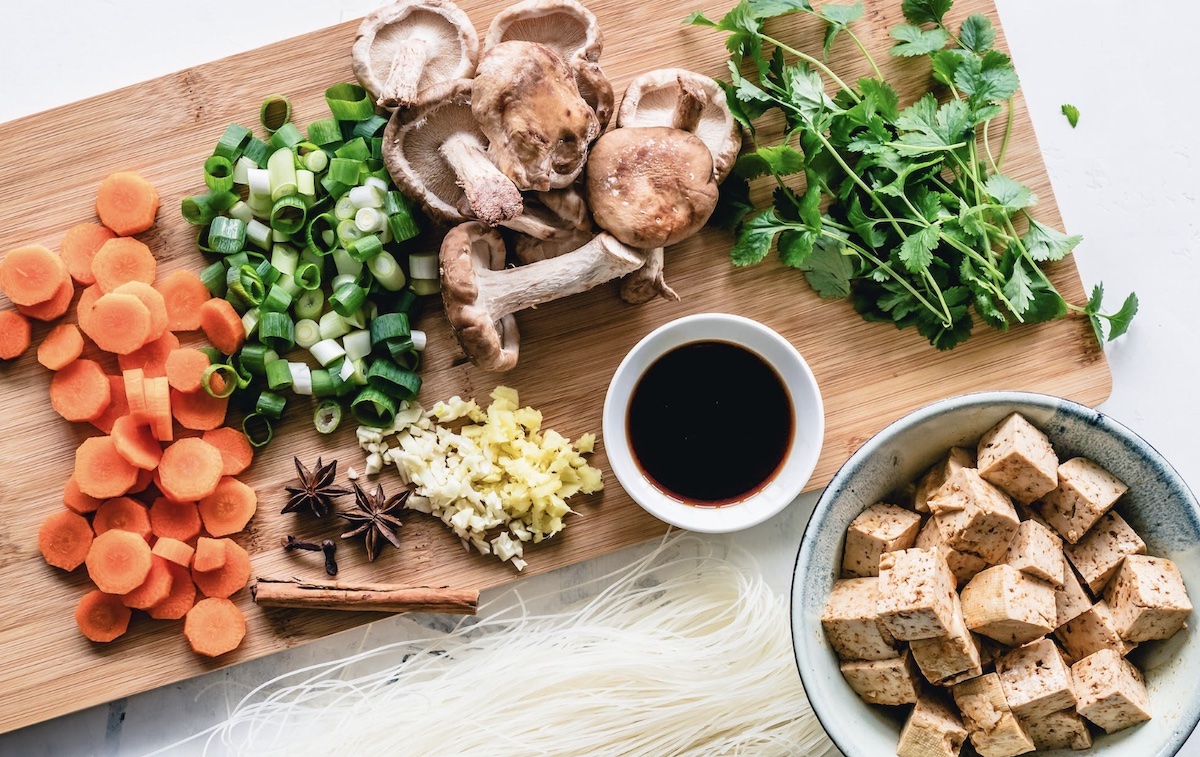 Cutting board with vegetables. Image: Pexels - Ella Olsson