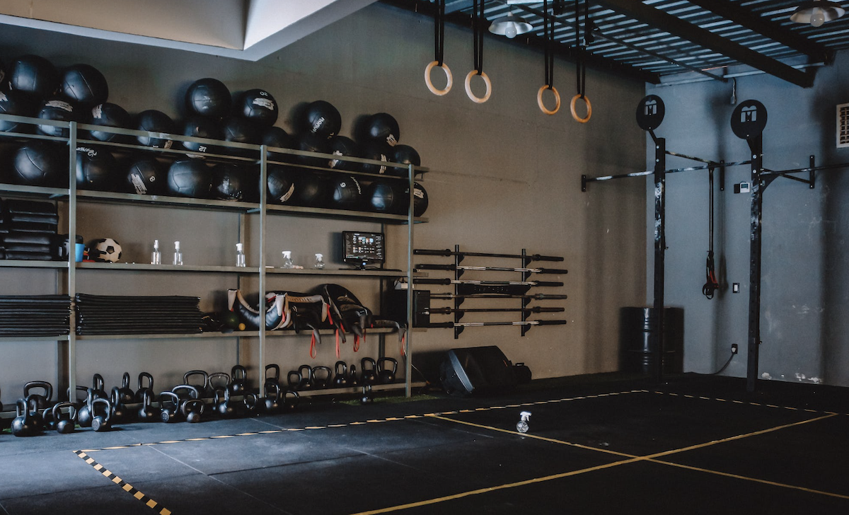 Workout gym with equipment and weights. Image: Pexels - Geancarlo Peruzzolo