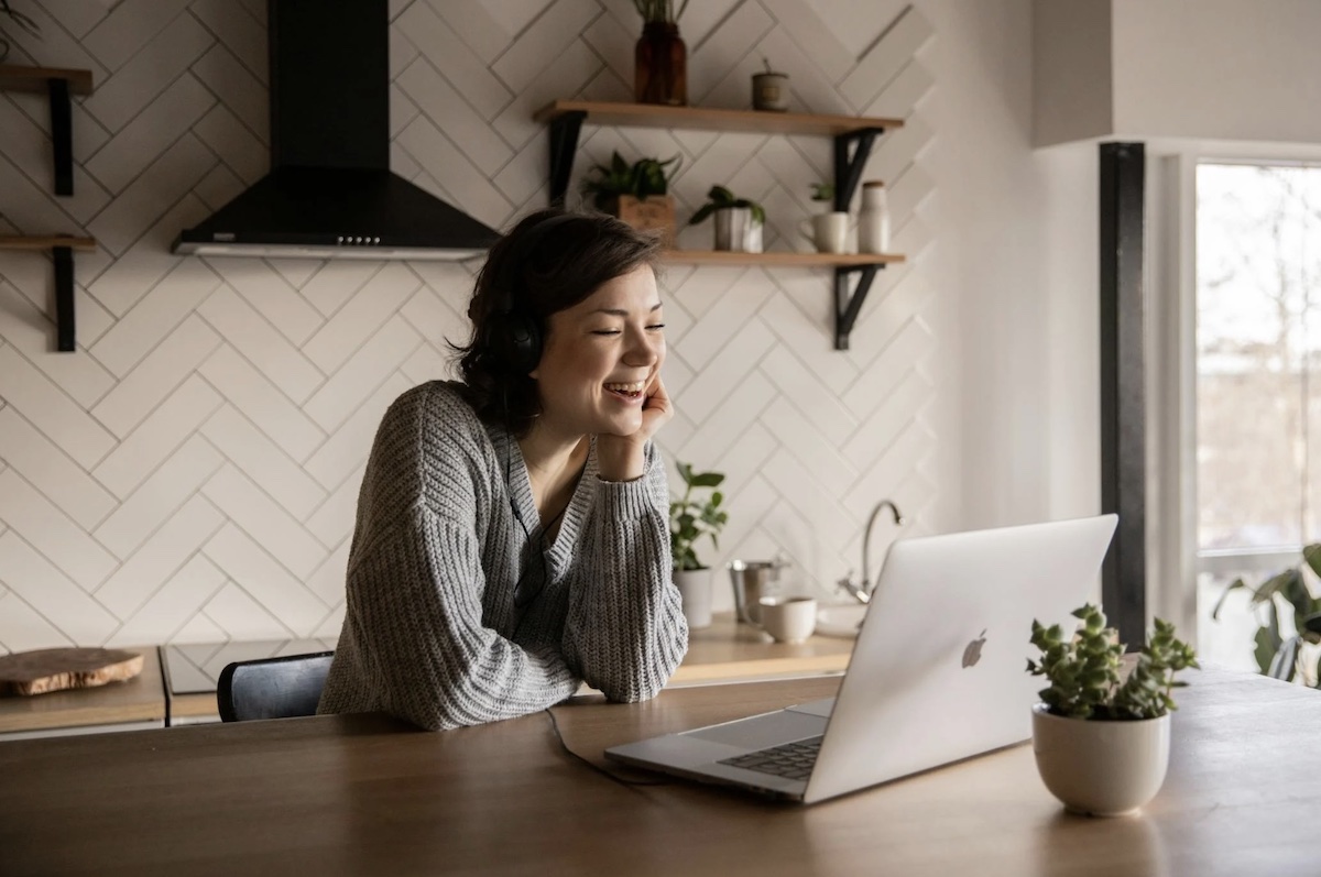 Having a virtual meeting. Image: Pexels - KATRIN BOLOVTSOVA