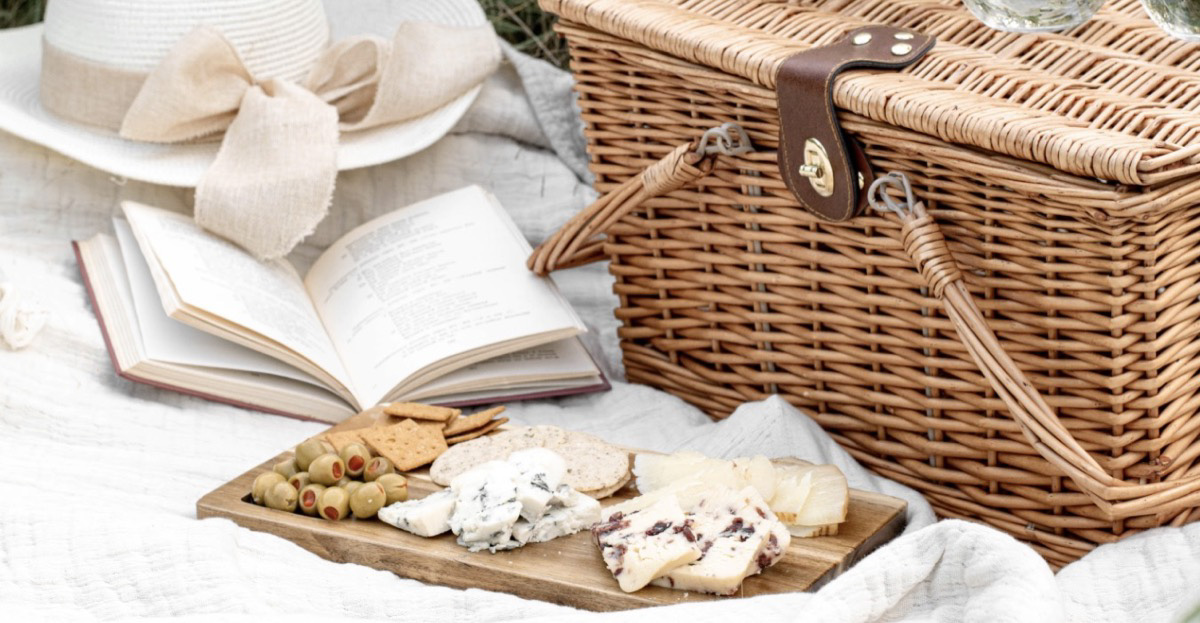 Eating at a picnic. Unsplash - Evangelina Silina
