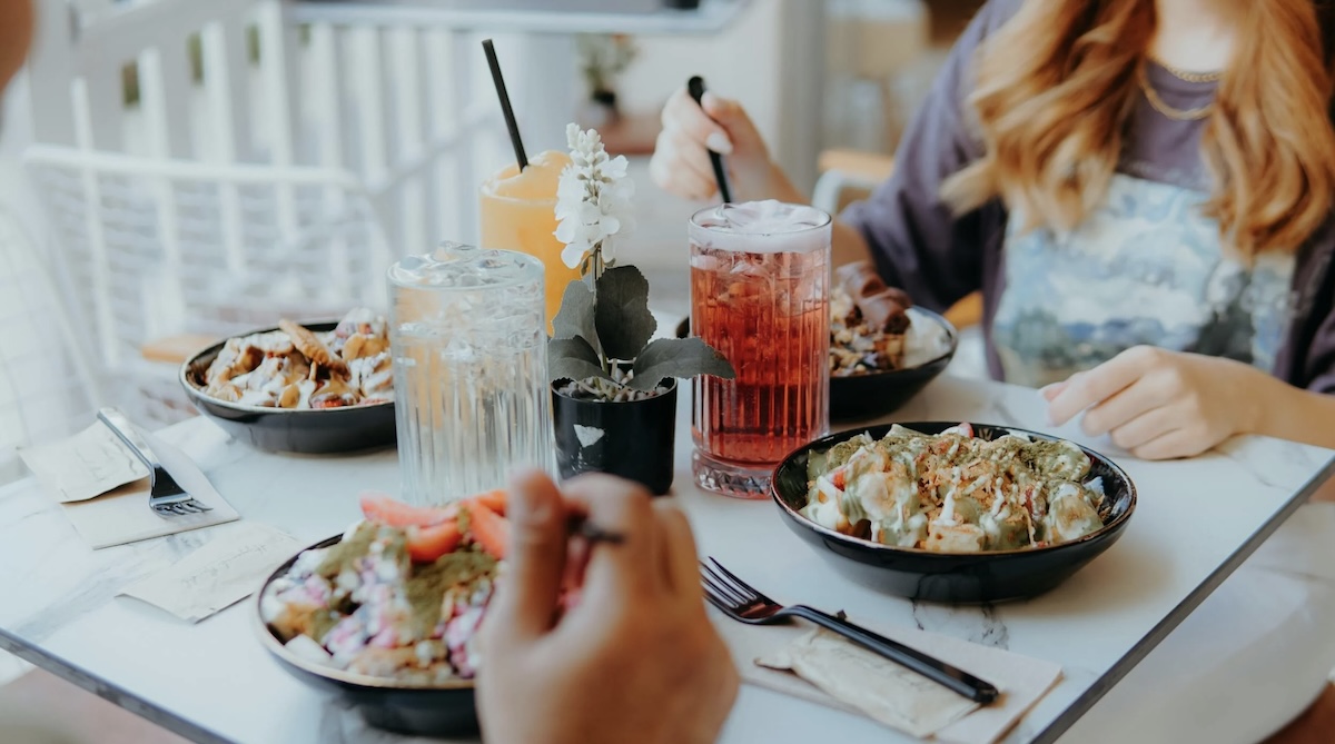 Social Eating. Image: Pexels - thecactusena ‎